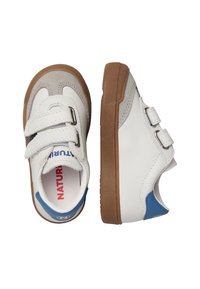 Sneaker bianche con accenti blu, cinturini in velcro, cappuccio in suede e suole in gomma marrone. Pelle liscia e morbida fodera in tessuto.