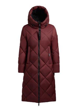 Manteau long matelassé bordeaux avec un motif en quilt, col montant, fermeture éclair sur le devant et deux poches latérales. Présente une fermeture éclair et des accents noirs.