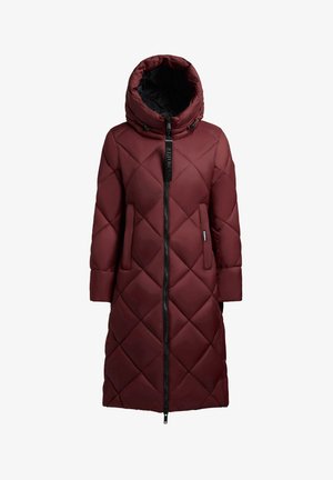 Manteau long matelassé bordeaux avec un motif en quilt, col montant, fermeture éclair sur le devant et deux poches latérales. Présente une fermeture éclair et des accents noirs.