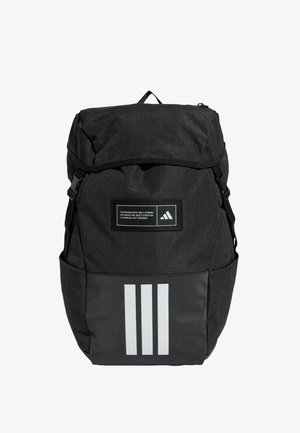 Zaino nero con un tessuto testurizzato, dotato di chiusura a risvolto, design bianco con tre strisce e una patch del logo sul pannello frontale.