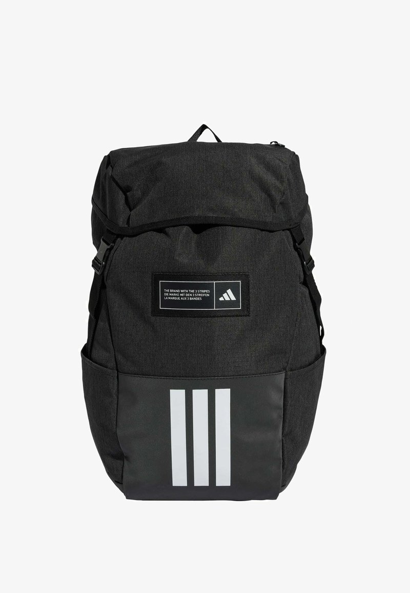 Schwarzer Rucksack aus strukturiertem Gewebe, mit einer Rollverschlussöffnung, einem weißen Drei-Streifen-Design und einem Logopatch auf der Vorderseite.