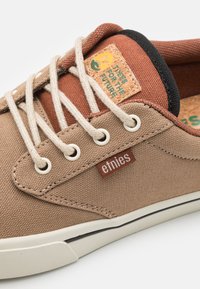 Etnies JAMESON 2 - Sportcipő - brown