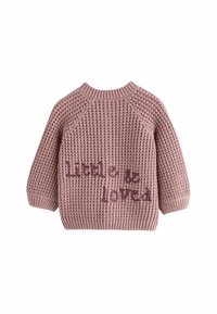 Maglione rosa lavorato a maglia con un motivo testurizzato, dotato di scollo rotondo e maniche raglan. "Little & loved" è ricamato in un rosa più scuro.