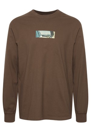 Brun langærmet t-shirt lavet af bomuld, med et rektangulært grafisk print på brystet, der viser et landskabsbillede.