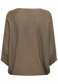 Poncho marron en maille côtelée avec large encolure bateau et coupe ample, conçu pour être superposé à d'autres vêtements.