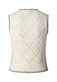 Witte gebreide mouwloze vest met diamantvormige kabelpatronen en groene afwerking bij de halslijn, armsgaten en zoom.