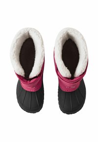 Różowe zimowe buty z grubą czarną gumową podeszwą, teksturowaną powierzchnią i białym futrem wewnętrznym. Zapewniają ciepło i dobrą przyczepność.