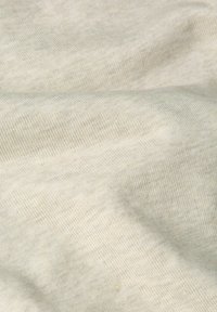Tessuto di cotone beige chiaro, caratterizzato da una fine trama a righe con sottili variazioni di tonalità e senza motivi distinti. Aspetto morbido e liscio.