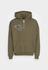 Sudadera verde oliva hecha de una mezcla de algodón, con un bolsillo frontal, puños acanalados, media cremallera y logo bordado "WB" en el pecho.