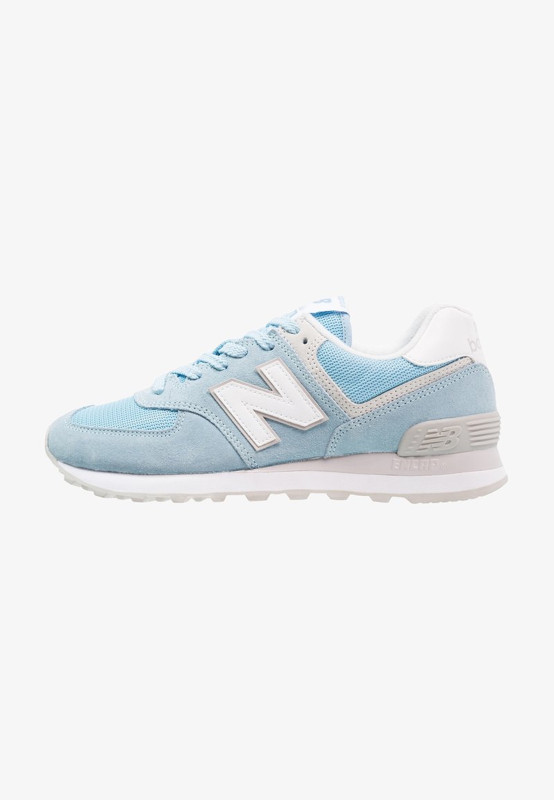 Baskets New Balance bleu clair et blanc avec tige en suède et mesh, fermeture à lacets et semelle coussinée, vues de côté.
