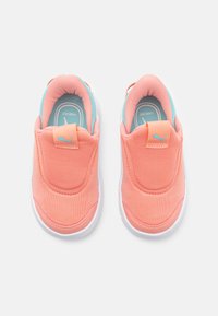 Ballerines en corail clair avec une tige en tissu lisse, semelle en caoutchouc blanche et un accent turquoise au niveau du talon. Design à bout rond.