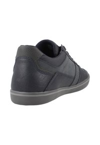 Zapatillas de cuero azul marino con acentos grises, textura suave, diseño bajo, punta redonda y suela de goma. Presentan costuras sutiles y paneles perforados.