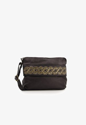 Czarna skórzana torba na ramię z zamkiem błyskawicznym, z ozdobnym wzorem z złotych i srebrnych koralików na przodzie. Regulowany pasek.