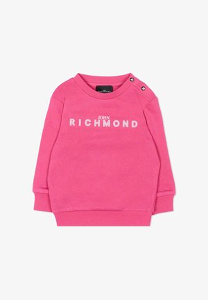 Różowa bluza z długim rękawem z napisem "JOHN RICHMOND" na przodzie oraz dwoma czarnymi zatrzaskami na lewym ramieniu.