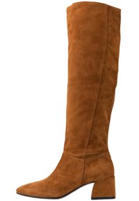 Bota de ante marrón hasta la rodilla con punta afilada y un tacón grueso. Textura suave con un diseño cruzado en el costado.