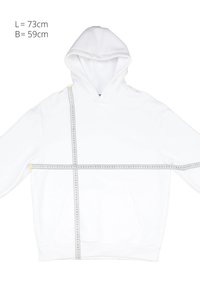 Weißer Hoodie mit Maßband, das eine Länge von 73 cm und eine Breite von 59 cm zeigt, vertikal und horizontal auf dem Kleidungsstück platziert.
