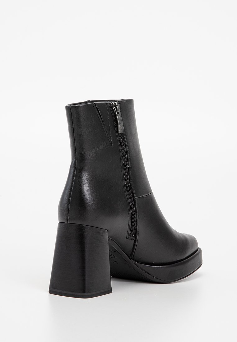 Zwarte leren enkellaarzen met een chunky hak. Voorzien van een zijrits en een gladde textuur. Gestructureerd ontwerp met een ronde neus.