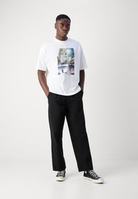 Scotch & Soda JOE JONAS WASHED PHOTO PRINT - Apdrukāts T-krekls - white pastel