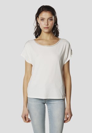 Weißes T-Shirt mit kurzen Ärmeln und rundem Ausschnitt, mit kleinen metallischen Akzenten entlang der Schulternähte und lockerer Passform.