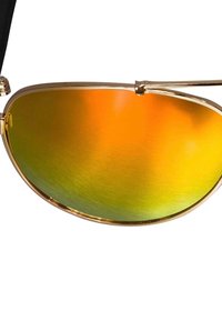 Ochelari de soare cu ramă aurie și lentile mari, reflective, care afișează un gradient de la portocaliu la verde. Brațe subțiri din metal cu un mic detaliu de balama.