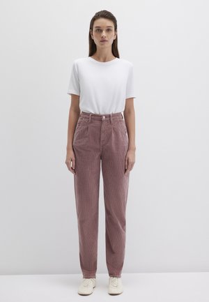 Hellrosa Cordhose mit hoher Taille und geradem Bein, kombiniert mit einem schlichten weißen T-Shirt und beigen Sneakern, auf einem neutralen Hintergrund präsentiert.