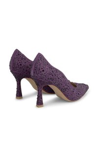 Scarpe con tacco alto viola, con punte affusolate, caratterizzate da una superficie testurizzata adornata di borchie nere e intricati motivi.