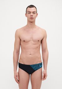 Fato de banho preto com um padrão texturizado azul no lado esquerdo, apresentando um logótipo. Feito de material elástico para atividades aquáticas.