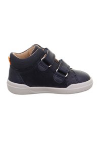 Marineblauwe peutersneaker met dubbele klittenbandsluitingen, gewatteerde enkelkraag en witte rubberen zool.