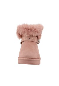 Roze suede enkellaarsje met een fluffy nepbont kraag, verfraaid met een studded band en een platte rubberen zool.
