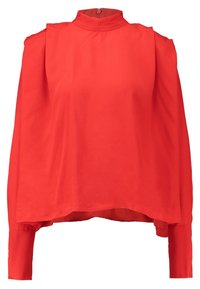 Blouse rouge en tissu léger, avec un col haut, des manches longues à coupe décontractée et un drapé doux.