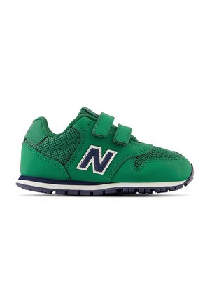 Sneaker verdi con sovrapposizioni in rete e sintetico, dotate di due cinturini in velcro, un logo bianco e navy, e una suola in gomma testurizzata.