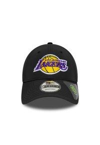 Sort baseball cap med Los Angeles Lakers-logo; har broderede lilla og gule detaljer, justerbar rem og 9FORTY-branding.