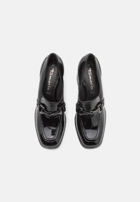Paire de mocassins en cuir verni noir avec bouts carrés et détail en métal, taille 37, vue de dessus sur un fond clair.