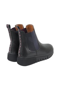 Czarne skórzane botki za kostkę z elastycznymi panelami bocznymi, różowymi detalami przeszycia oraz teksturowanymi gumowymi podeszwami. Gładkie wykończenie i zaokrąglony design noska.