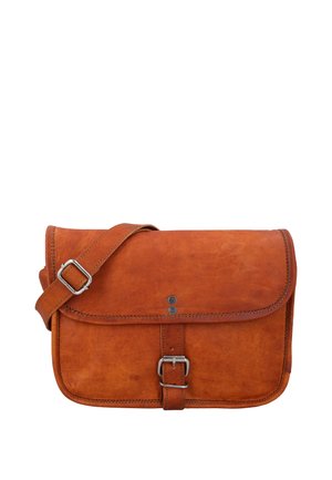 Sac bandoulière en cuir marron avec sangle réglable, rabat avant et fermeture à boucle argentée sur fond blanc.