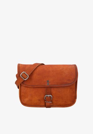 Bruine leren crossbodytas met verstelbare band, voorflap en zilveren gespsluiting tegen een witte achtergrond.