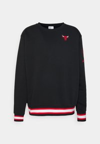 Sudadera negra con cuello redondo, con un logo de toro rojo en el pecho y detalles a rayas rojas y blancas en los puños y el dobladillo.
