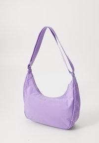 Purppuran värinen nailonista valmistettu olkalaukku, jossa on kaareva muoto, säädettävä hihna ja vetoketjullinen sulku. Silkin sileä pinta minimalistisella suunnittelulla.