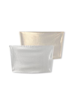 Due pouch rettangolari nei colori argento metallici e oro, con texture lisce e una leggera lucentezza. Ognuna presenta bordi arrotondati.