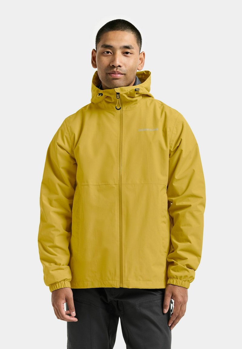 Gele waterdichte jas met capuchon, ritssluiting aan de voorkant, elastische manchetten en een gladde textuur. Logo zichtbaar op de linkerborst.