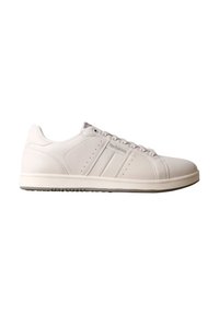 Baskets basses en cuir blanc avec lacets, détails perforés et marquage "Redskins" sur le côté, vues de profil sur fond blanc.