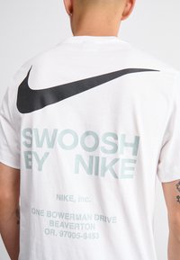 Nike Sportswear TEE - Apdrukāts T-krekls - white