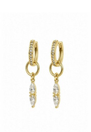 Goldene Creolen mit kleinen klaren Steinen auf den Creolen und markisenförmigen klaren Steinen, die von goldenen Ringen hängen.
