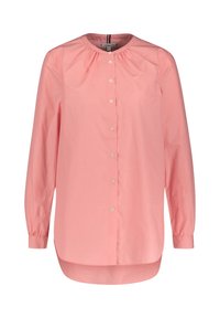 Chemise rose à manches longues avec boutons, encolure ronde, détails froncés aux épaules, et ourlet incurvé. Fabriquée en tissu léger.