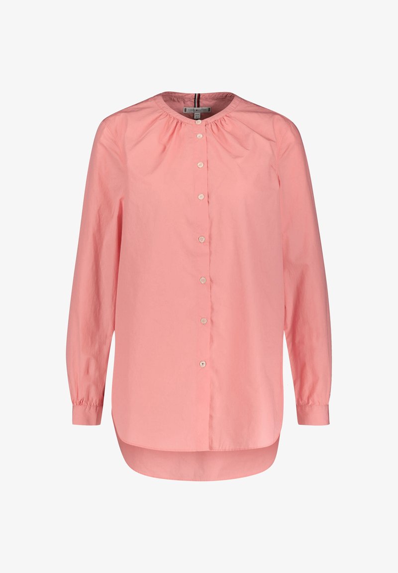 Chemise rose à manches longues avec boutons, encolure ronde, détails froncés aux épaules, et ourlet incurvé. Fabriquée en tissu léger.