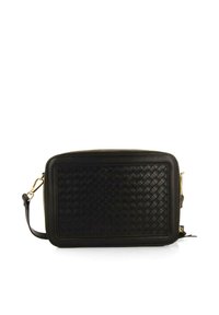Sac en cuir noir à bandoulière avec une texture tissée à l'avant, des côtés lisses, des accessoires en métal doré, de forme rectangulaire et doté d'une bandoulière ajustable.