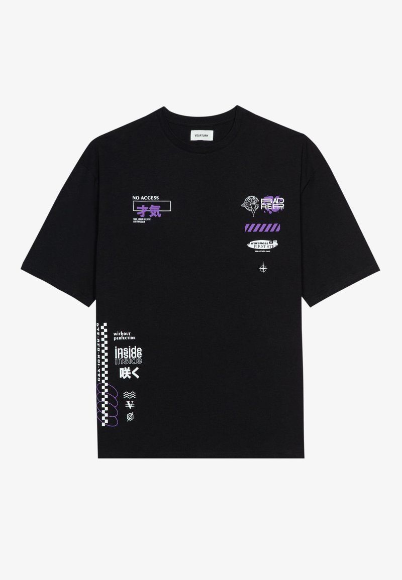 Črna bombažna majica s kratkimi rokavi, ki vsebuje različne grafike v vijolični in beli barvi, vključno s tekstom in simboli. Oblikovanje je sproščenega kroja.