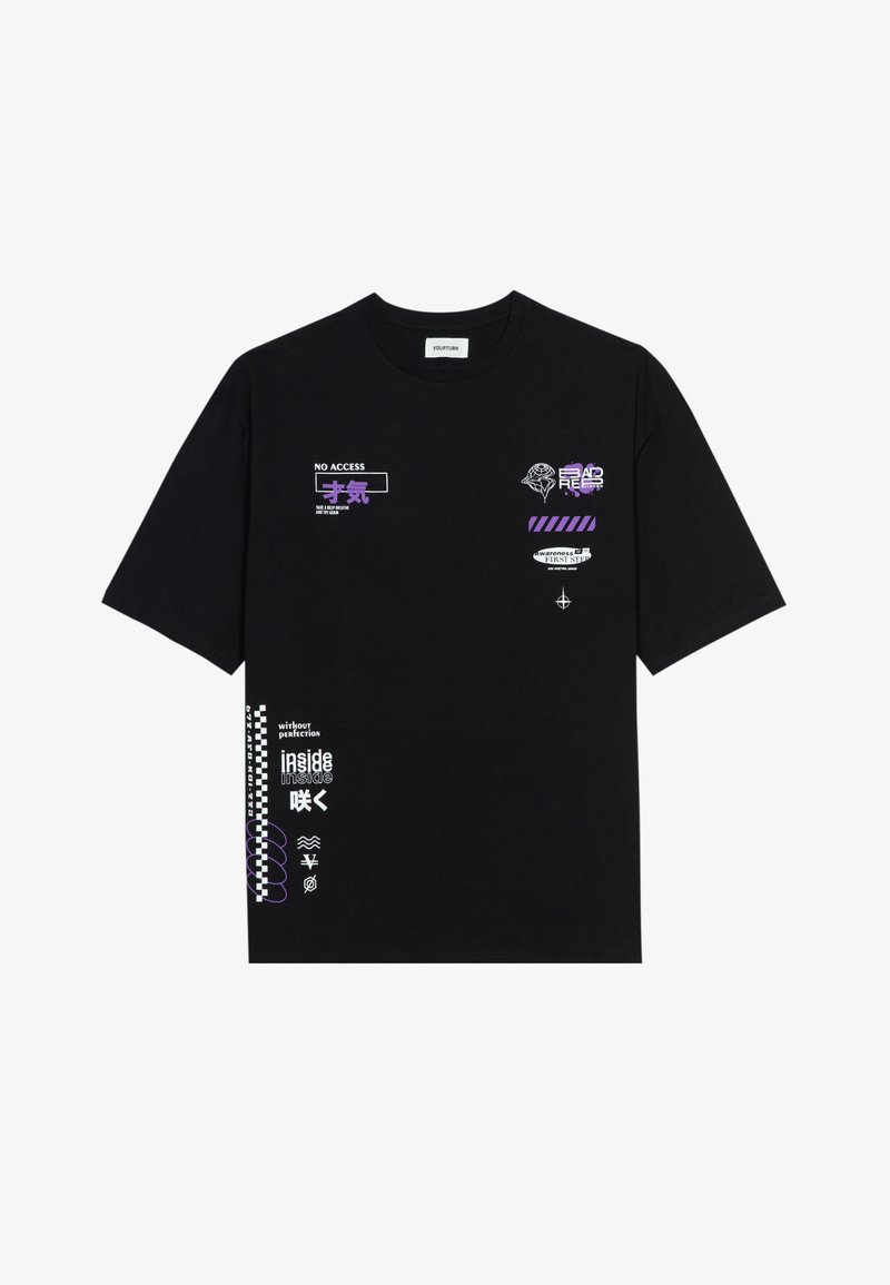 Črna bombažna majica s kratkimi rokavi, ki vsebuje različne grafike v vijolični in beli barvi, vključno s tekstom in simboli. Oblikovanje je sproščenega kroja.