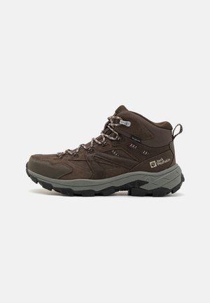 Bottes de randonnée marron en suède et en maille, avec un embout renforcé, une semelle intercalaire grise, une semelle extérieure en caoutchouc texturé et des lacets réfléchissants.