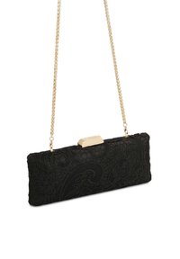 Čierna čipkovaná clutch taška so zlatým uzáverom a reťazovým pásom. Obdĺžnikový tvar s precízne vypracovanými kvetinovými vzormi a textúrovanou látkou.